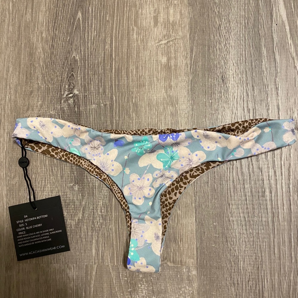 🔷 SOLD 🔷 BNWT Acacia Ho’okipa in Blue Cherry